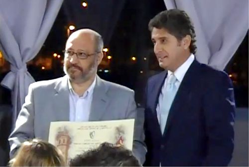 Juan Benito recoge el premio de manos de gonzalo Romero Casaña