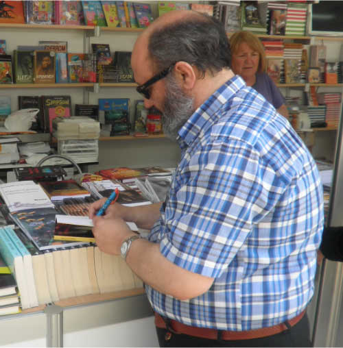 Firma de libros en la 49 Feria del Libro de Valencia