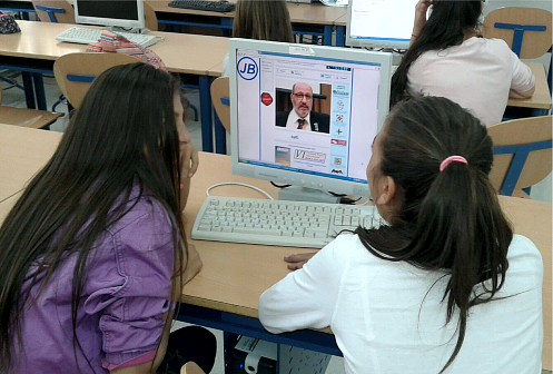 Alumnos estudiando la Rima Jotabé y su creador Juan Benito.